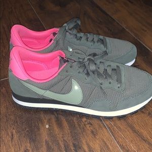 RARE NIKE TENNIS SHOES SNEAKERS 8